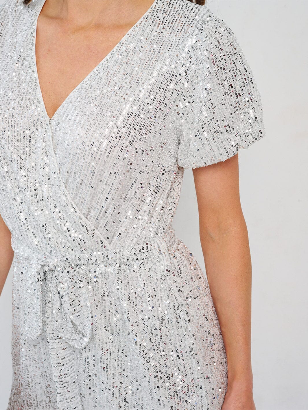 WOMEN'S SHORT SLEEVE SURPLICE SELF TIE SEQUINS ROMPER