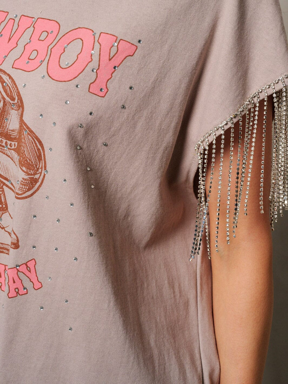 WOMEN'S SHORT SLEEVE STUDS FRINGE GRAPHIC TOP