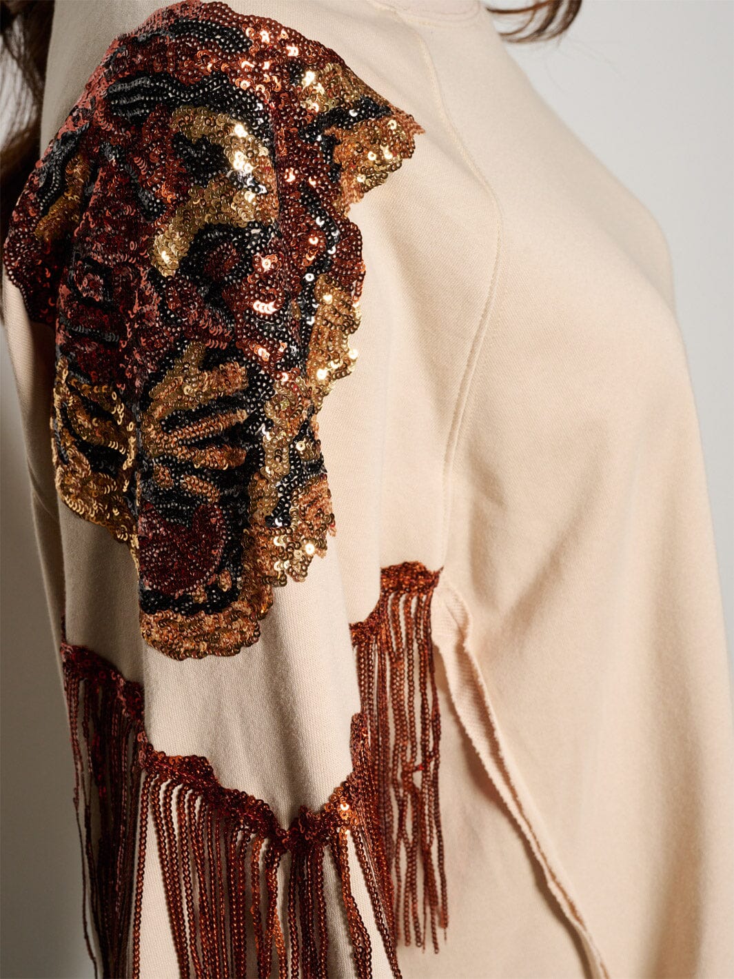 WOMEN'S LONG SLEEVE GRAPHIC SEQUINS DETAILED SWEATER