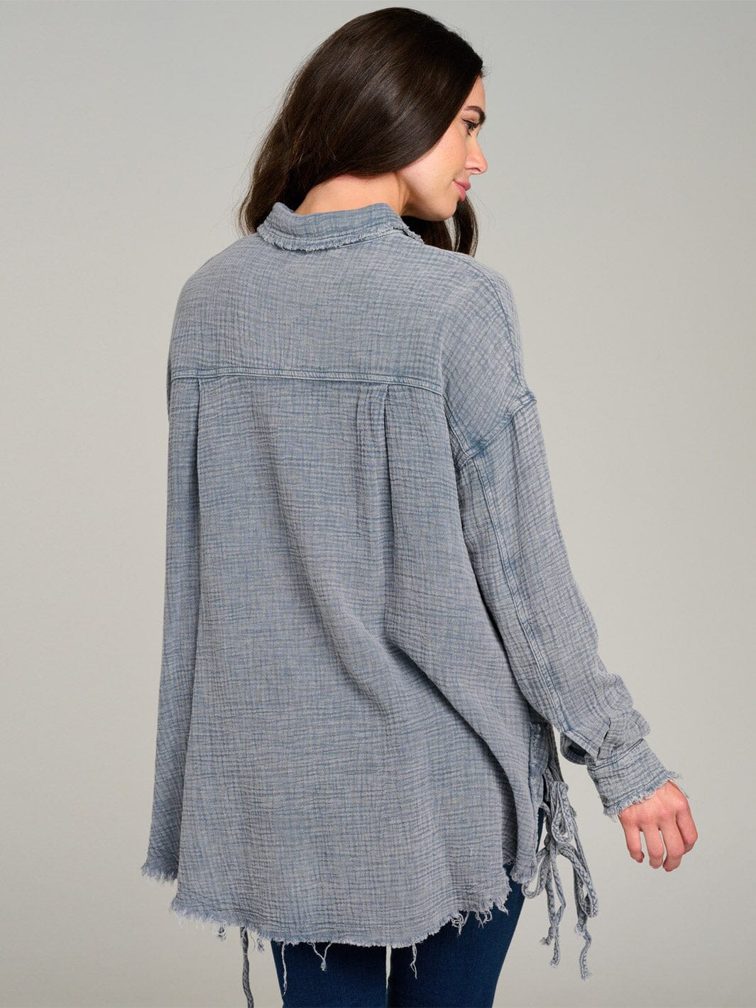 WOMEN'S LONG SLEEVE BUTTON UP FRONT POCKET OVERSIZED WASHED TOP