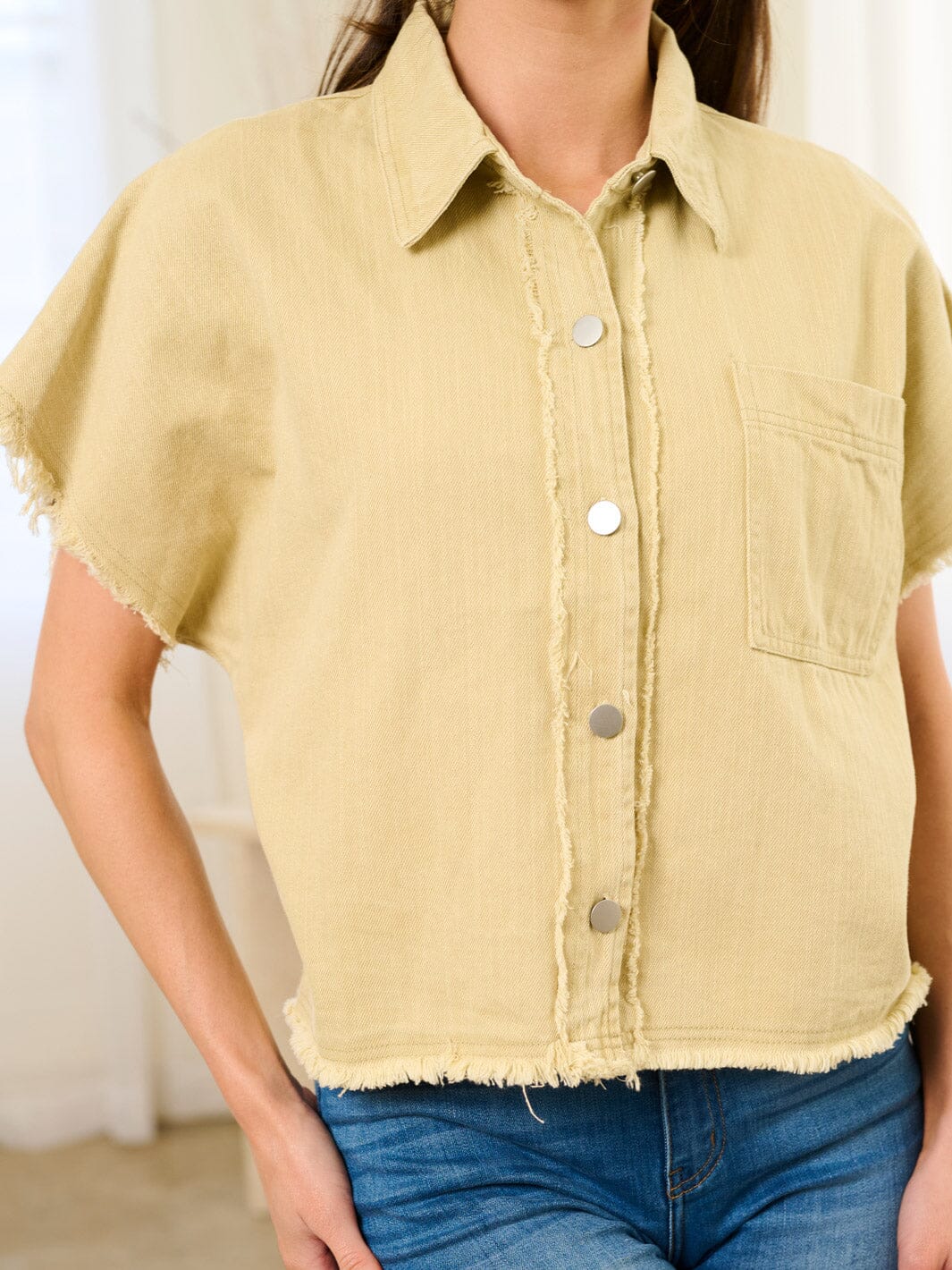 WOMEN'S SHORT SLEEVE BUTTON CLOSURE FRONT POCKET DENIM TOP