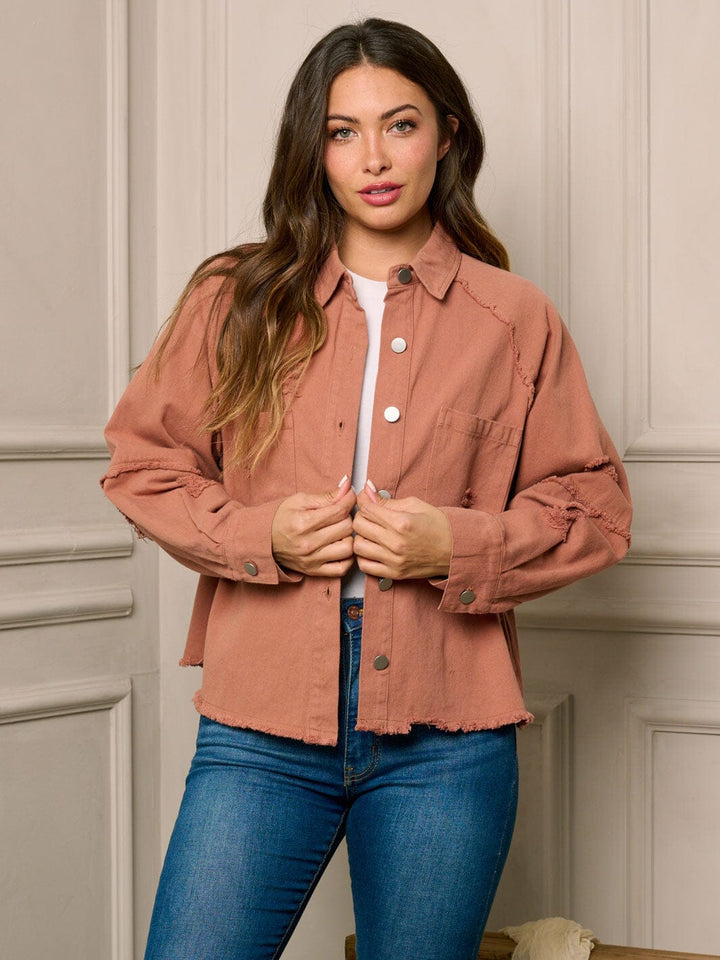 WOMEN'S LONG SLEEVE BUTTON CLOSURE DISTRESS DETAILED DENIM JACKET