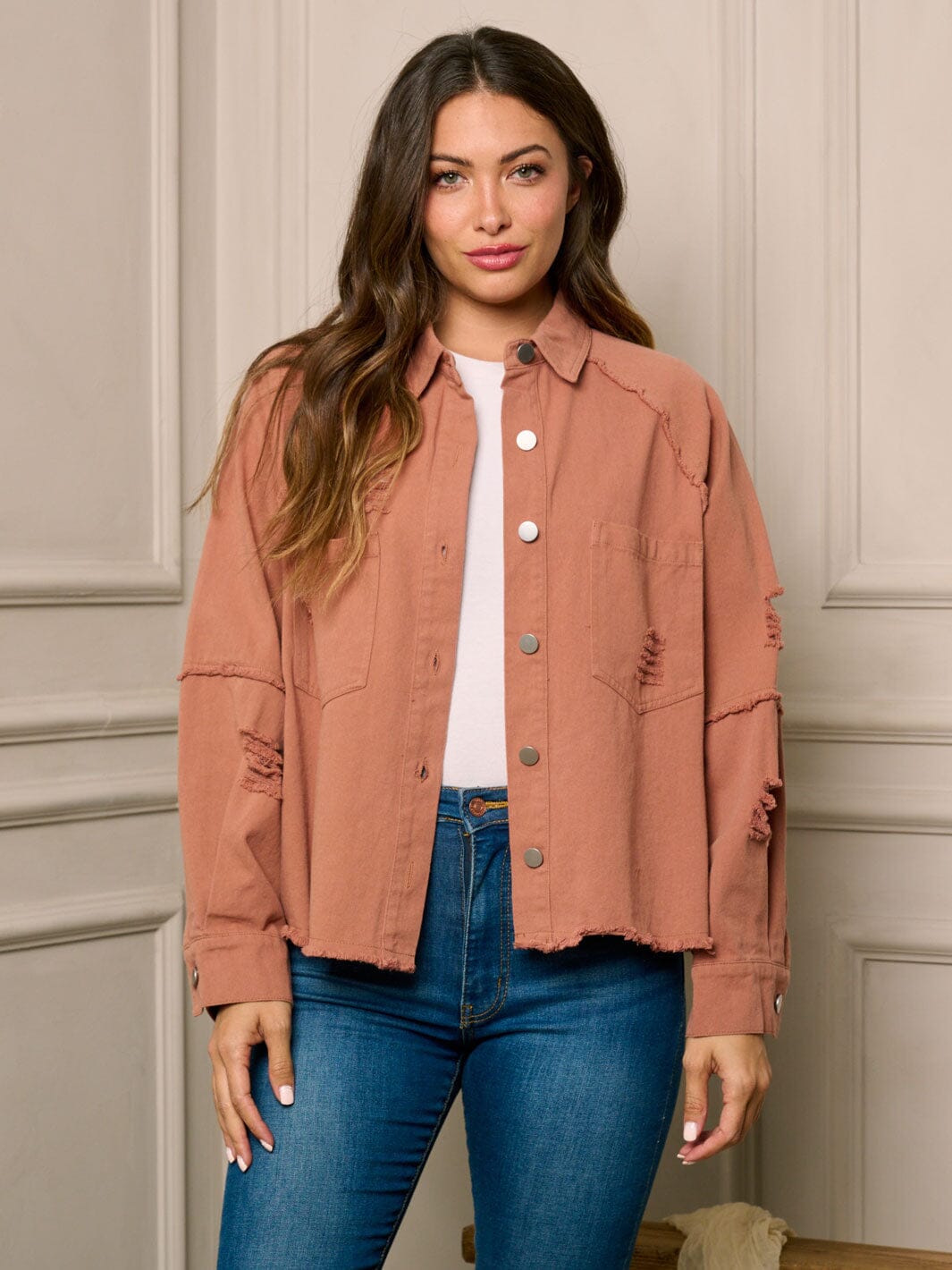 WOMEN'S LONG SLEEVE BUTTON CLOSURE DISTRESS DETAILED DENIM JACKET