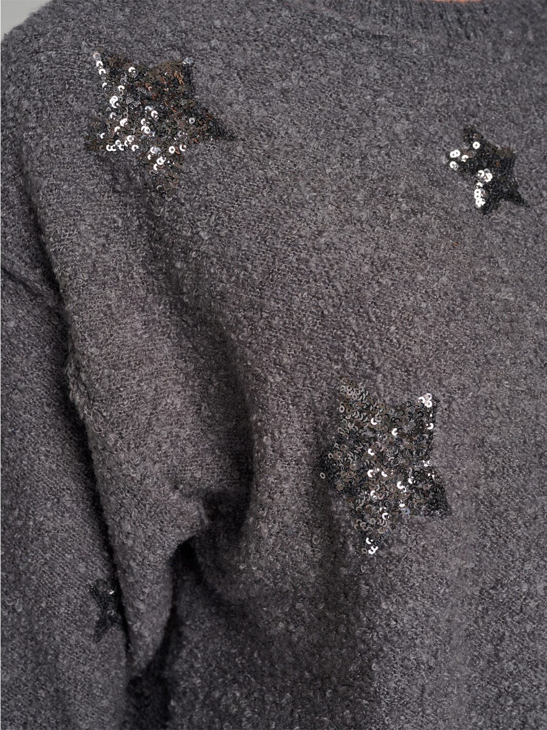 WOMEN'S LONG SLEEVE STARS GRAPHIC FUZZY PULLOVER SWEATER