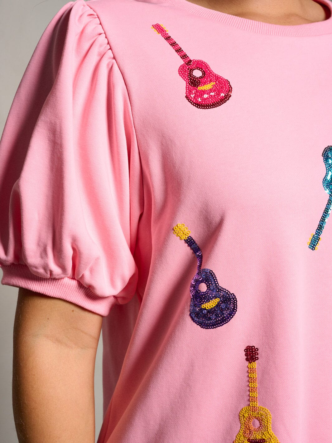 WOMEN'S SHORT PUFF SLEEVE SEQUINS GUITARS PRINT TOP
