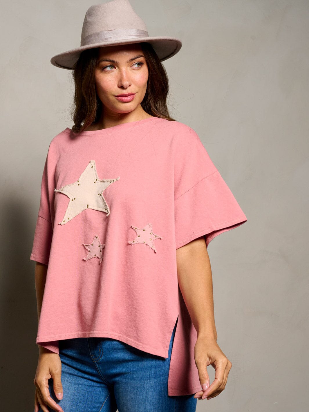 WOMEN'S SHORT SLEEVE STARS DESIGN HIGH-LOW TOP