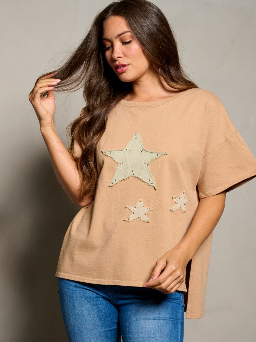 WOMEN'S SHORT SLEEVE STARS DESIGN HIGH-LOW TOP