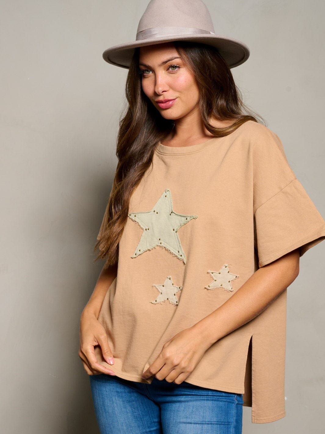 WOMEN'S SHORT SLEEVE STARS DESIGN HIGH-LOW TOP