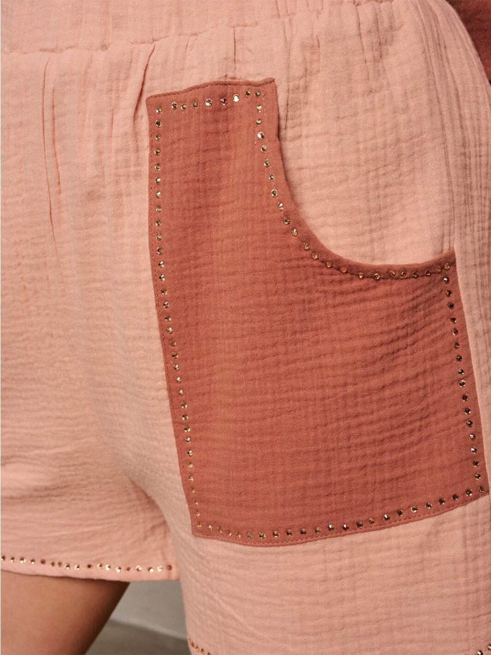 WOMEN'S ELASTIC WAIST POCKETS STUDS DETAILED COLORBLOCK SHORTS