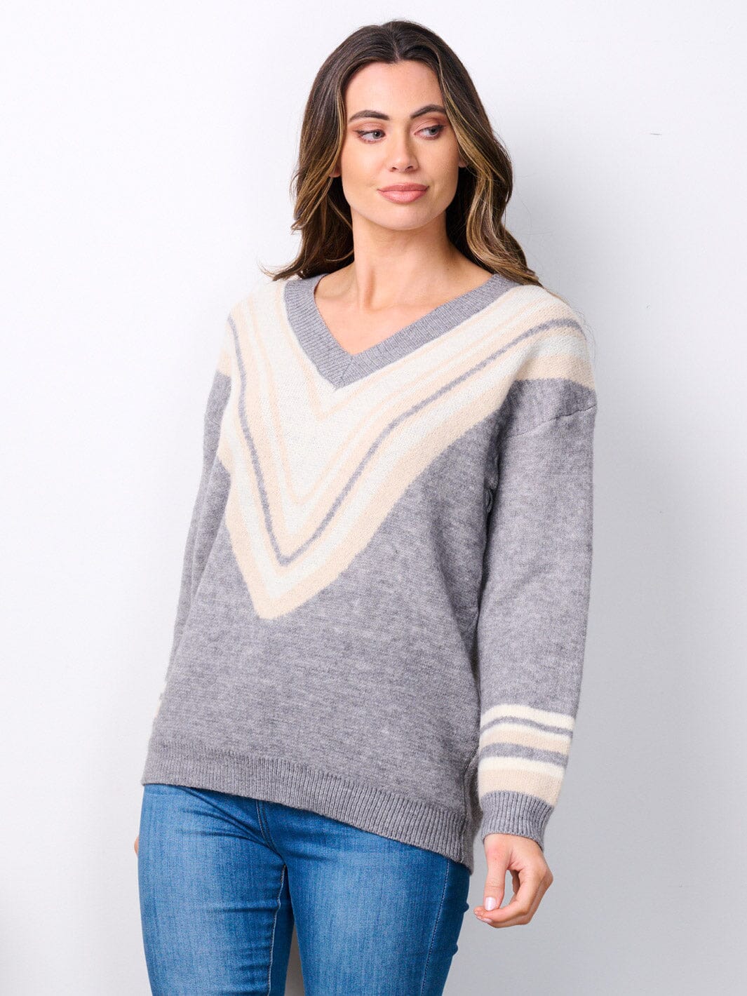 WOMEN'S LONG SLEEVE V-NECK CHEVRON PRINT SWEATER