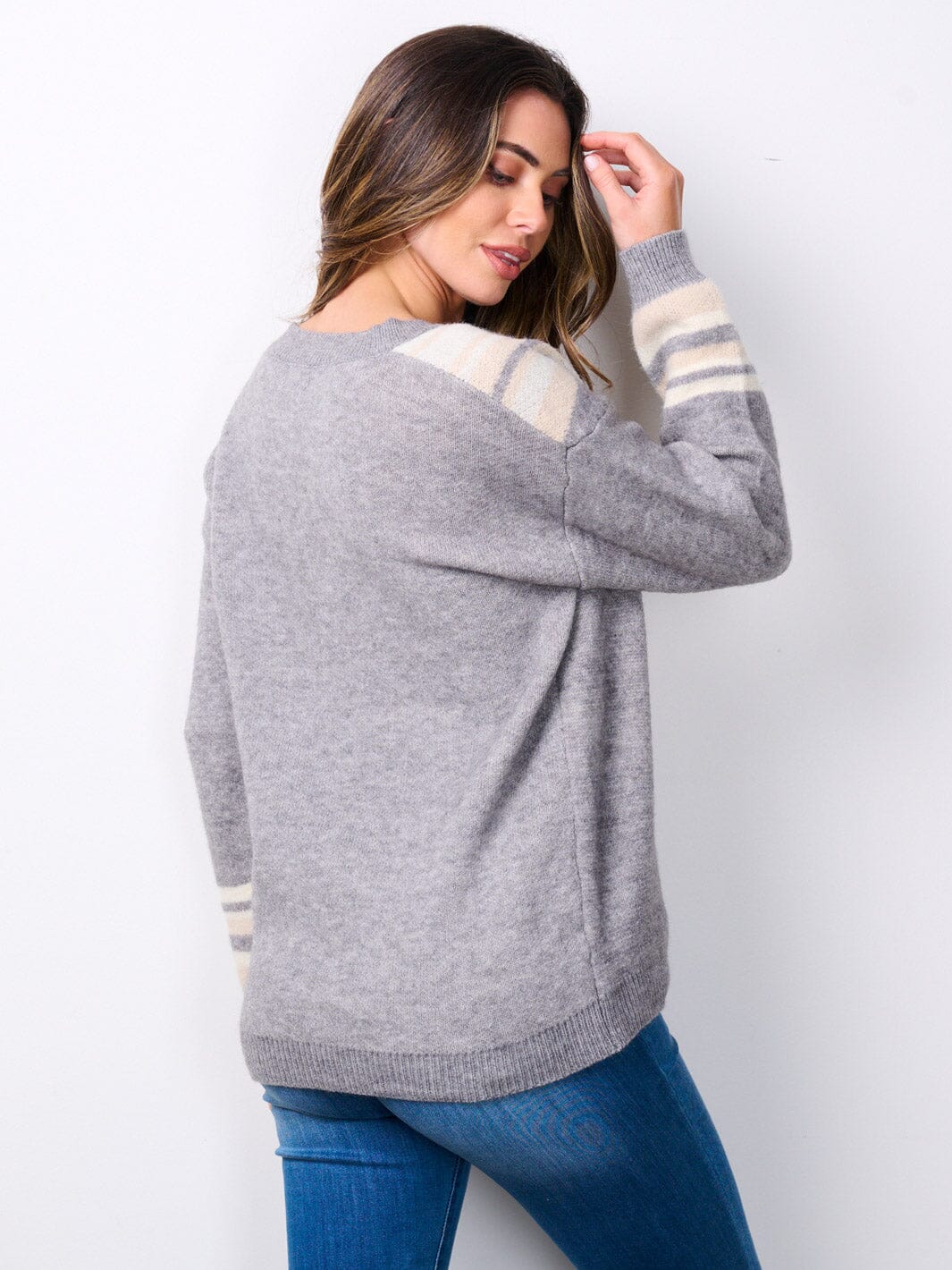 WOMEN'S LONG SLEEVE V-NECK CHEVRON PRINT SWEATER