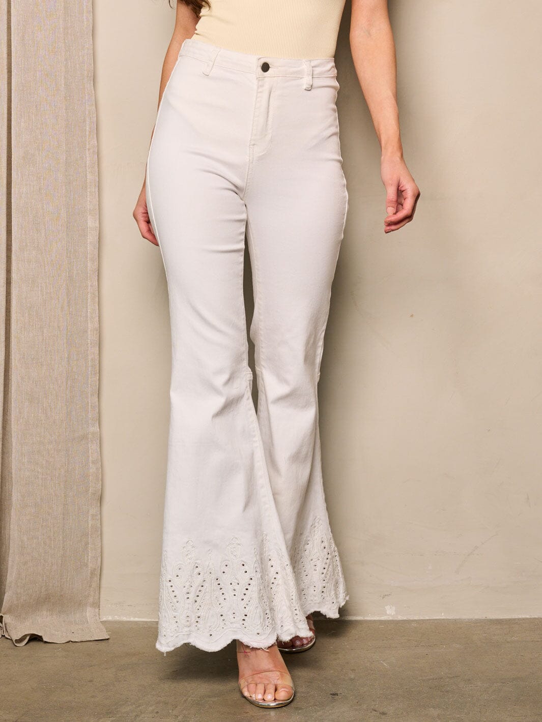 WOMEN'S BUTTON CLOSURE BELL BOTTOMS EYELET DETAILED DENIM PANTS