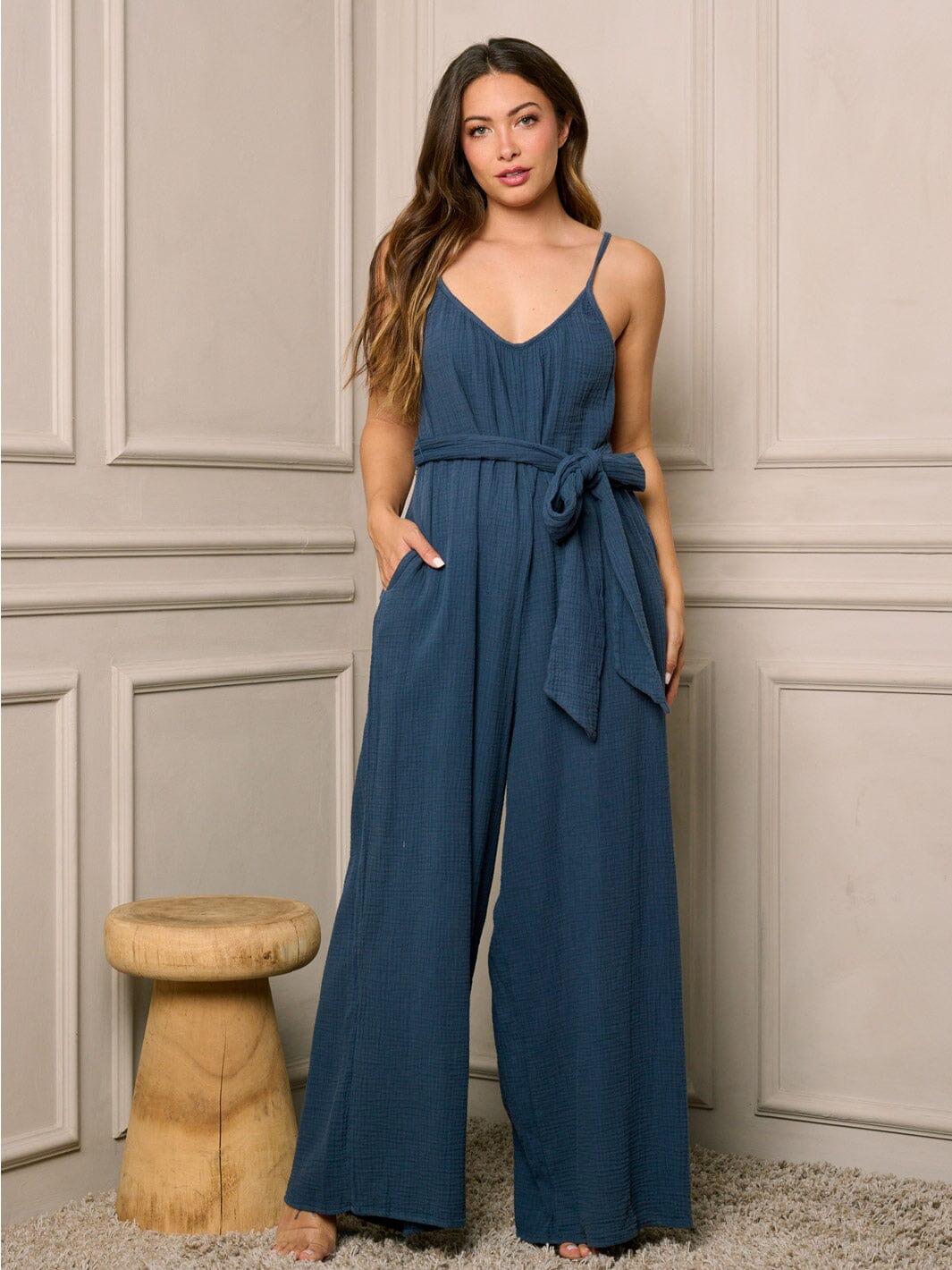 WOMEN'S SLEEVELESS V-NECK POCKETS WIDE LEG DETAILED JUMPSUIT