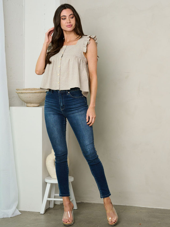 WOMEN'S SLEEVELESS RUFFLE BUTTON UP TOP