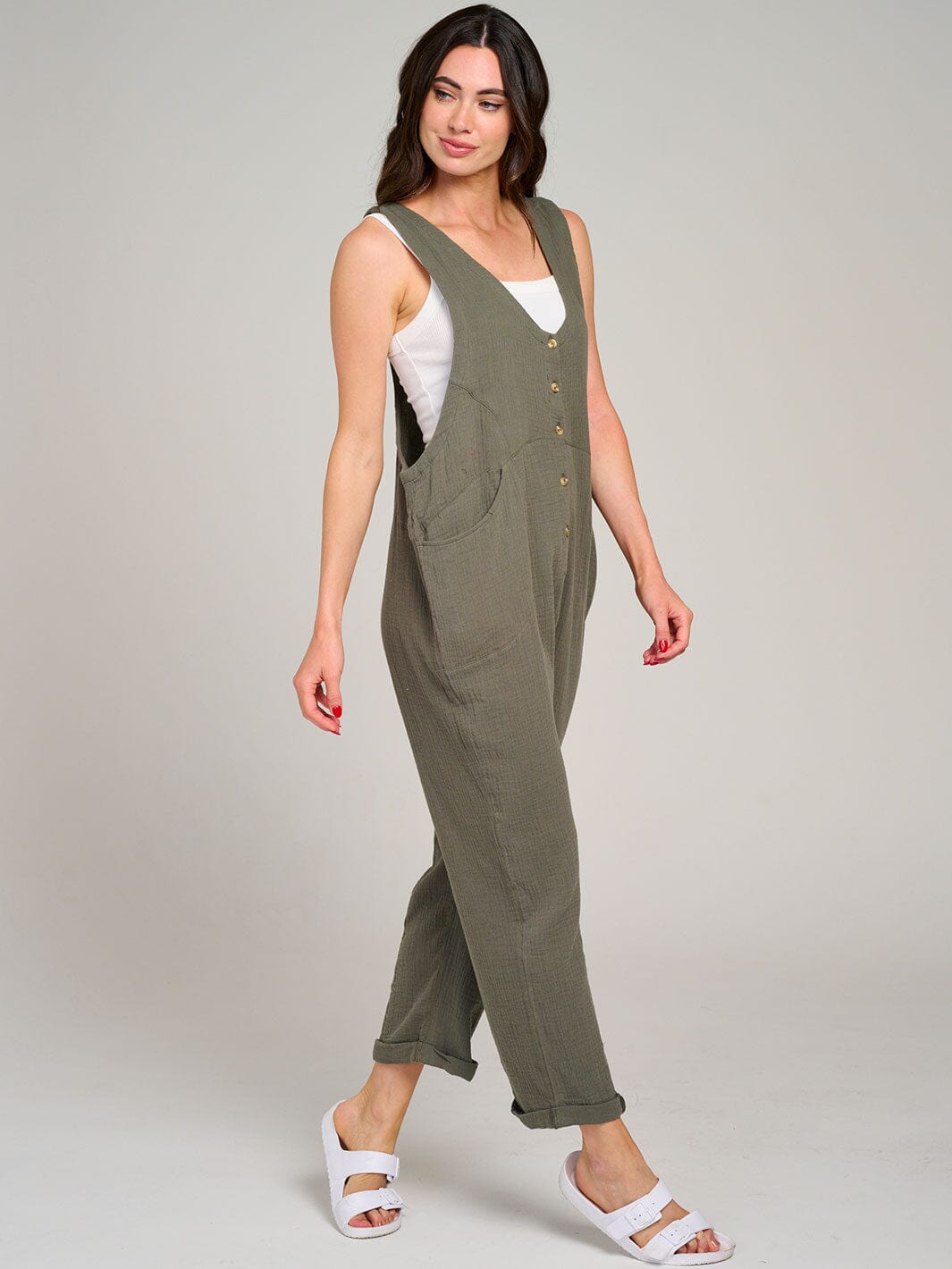 WOMEN'S SLEEVELESS FRONT POCKET BUTTON UP WIDE LEG JUMPSUIT