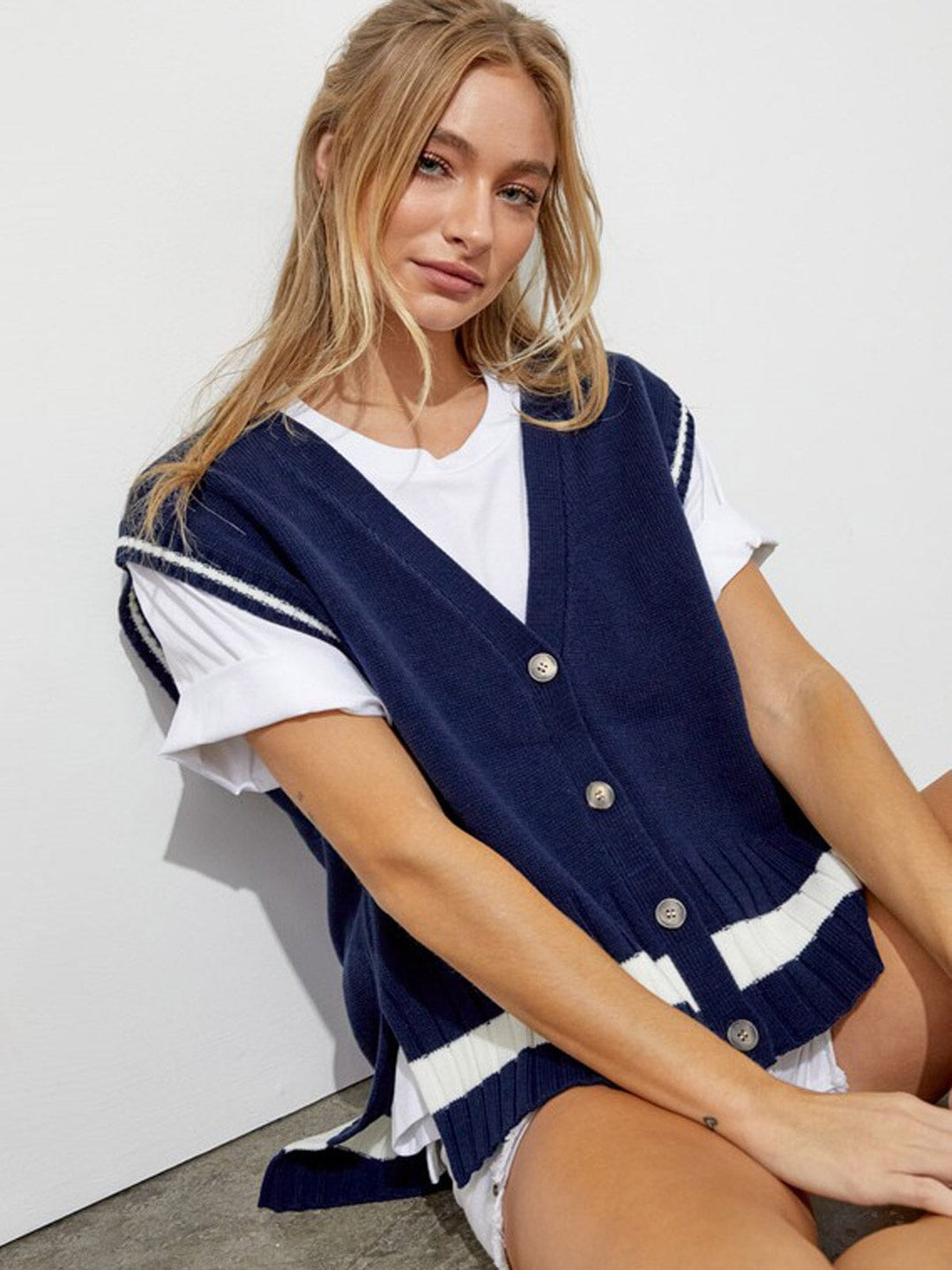 WOMEN'S SLEEVELESS BUTTON CLOSURE VEST