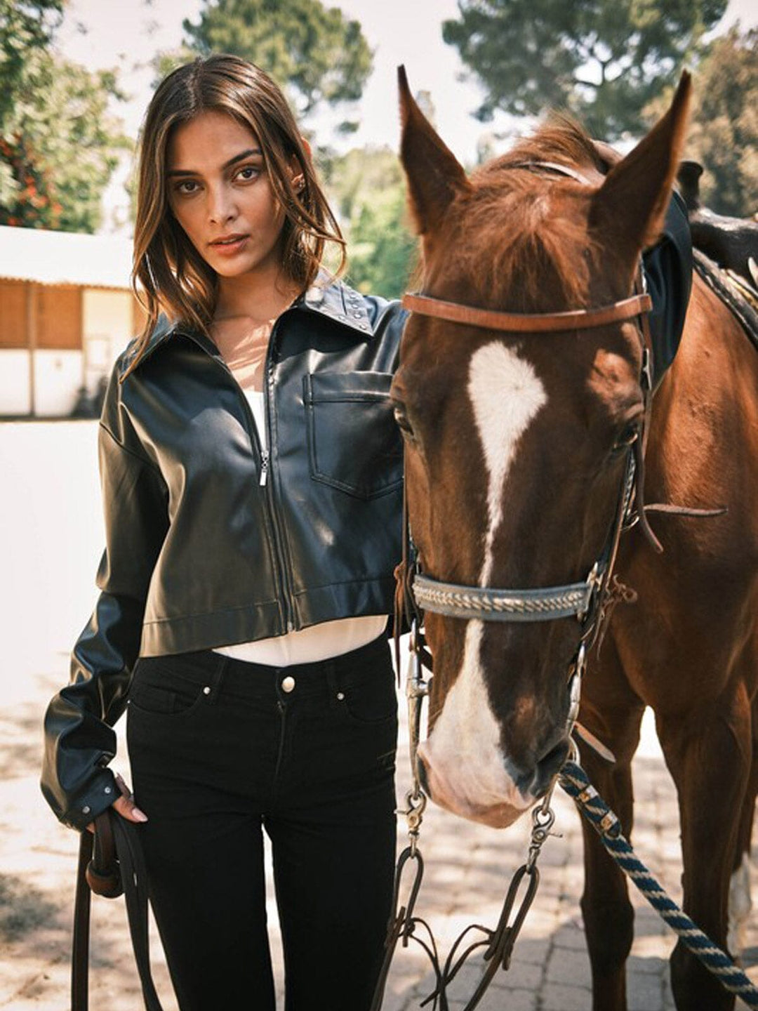 WOMEN'S LONG SLEEVE FRONT POCKET ZIP UP STUDS DETAILED PU PLEATHER JACKET