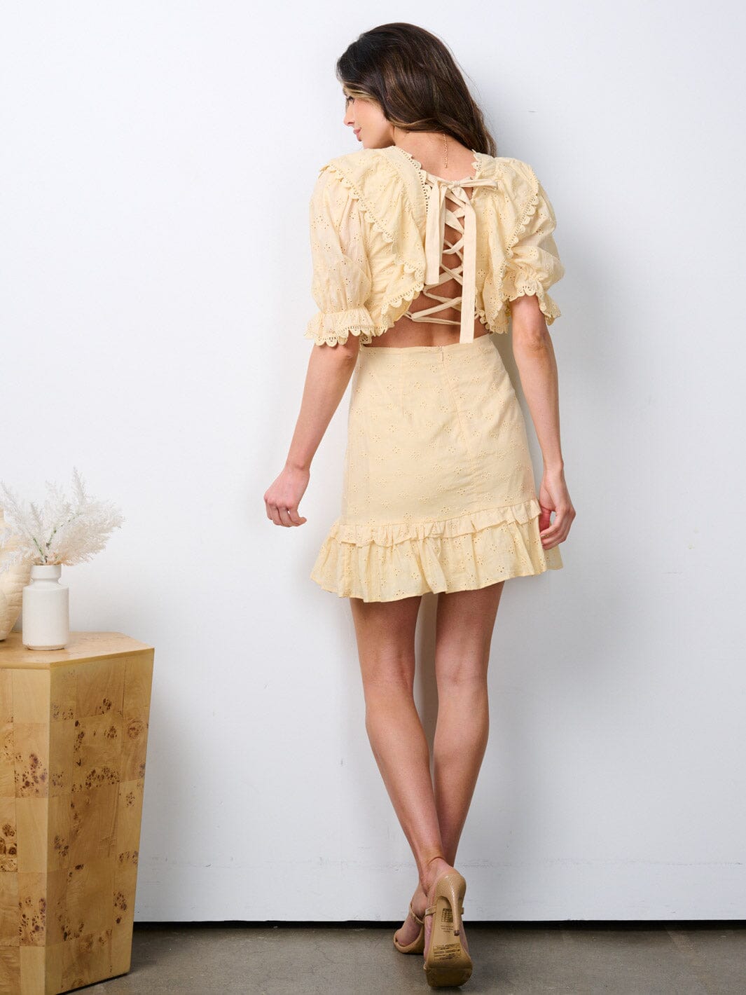 WOMEN'S SHORT PUFF RUFFLE V-NECK EYELET DETAILED OPEN BACK MINI DRESS