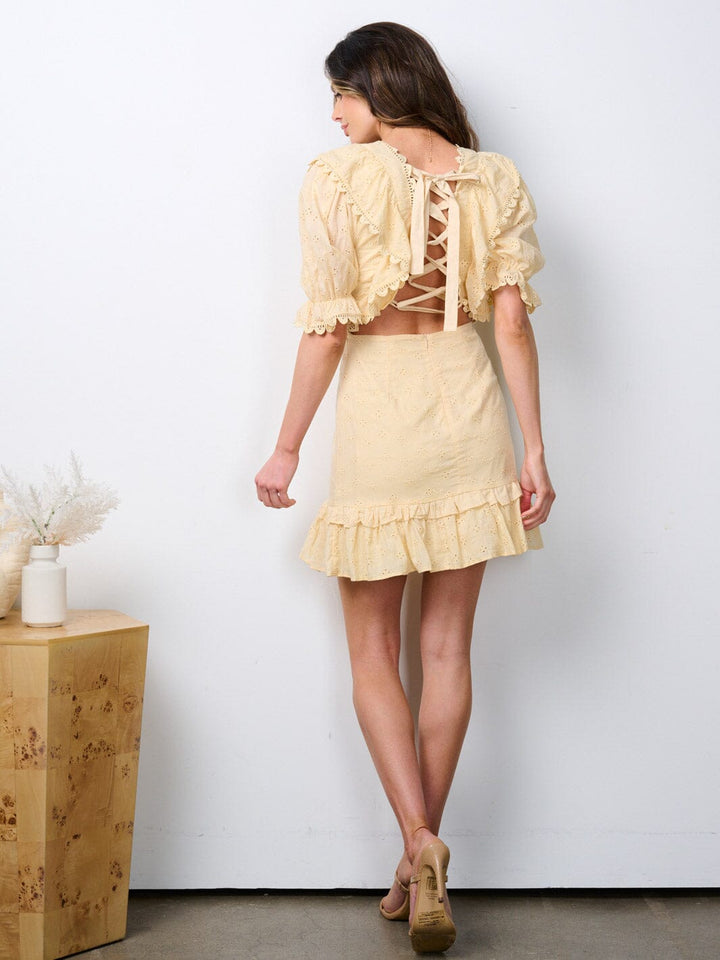 WOMEN'S SHORT PUFF RUFFLE V-NECK EYELET DETAILED OPEN BACK MINI DRESS