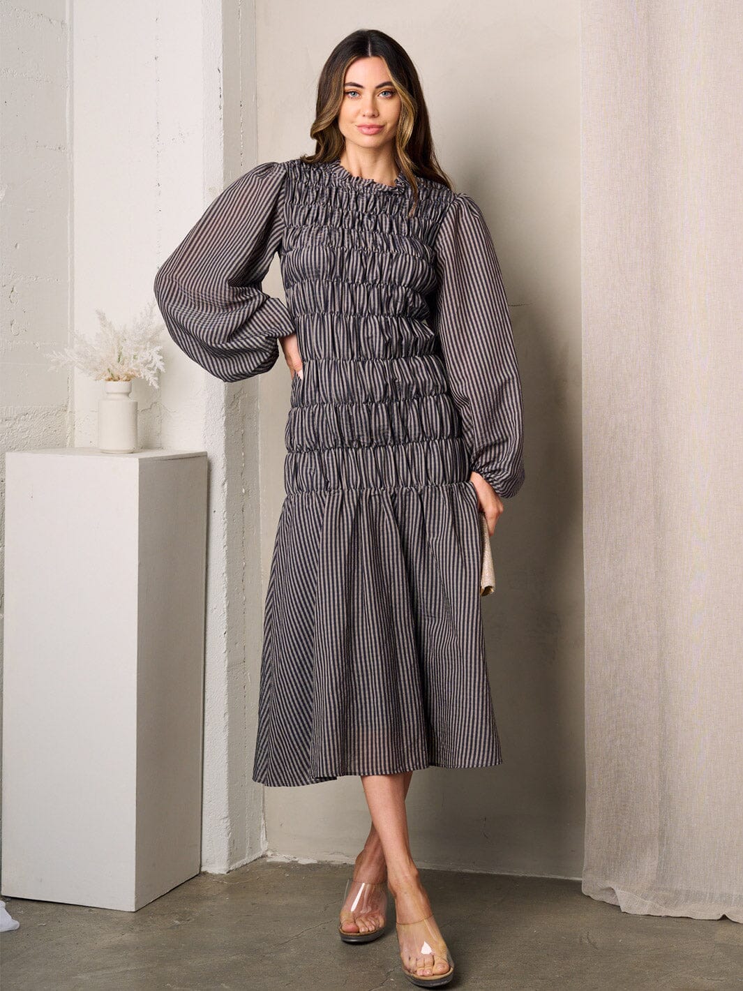 WOMEN'S LONG BALLON SLEEVE SMOCK BODY DETAILED MIDI DRESS