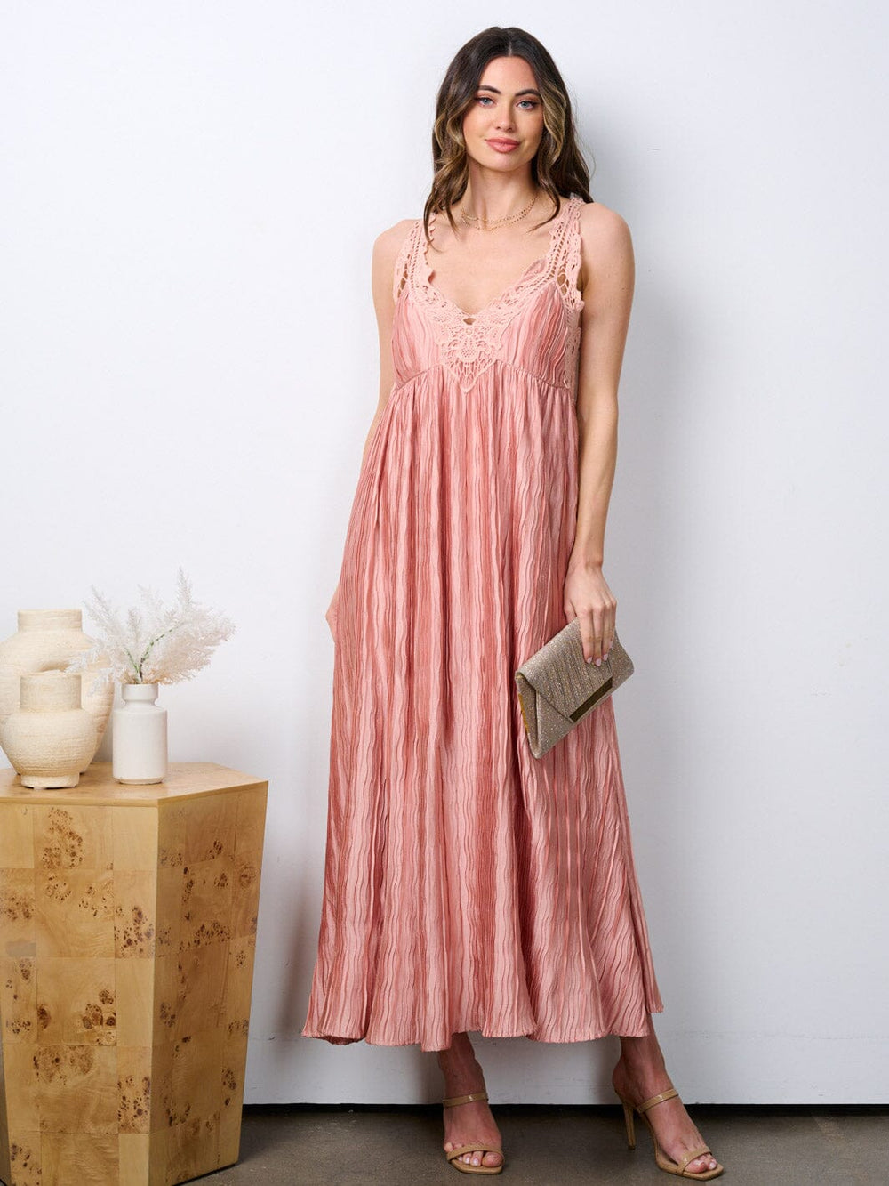 WOMEN'S SLEEVELESS V-NECK OPEN BACK PLEATED MAXI DRESS