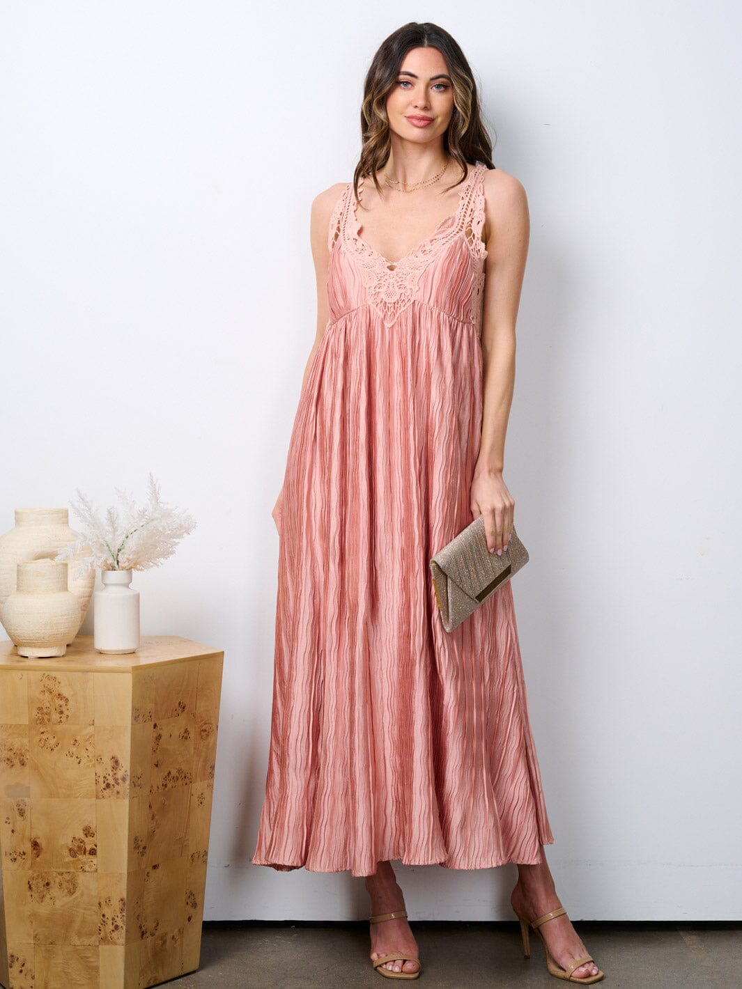 WOMEN'S SLEEVELESS V-NECK OPEN BACK PLEATED MAXI DRESS
