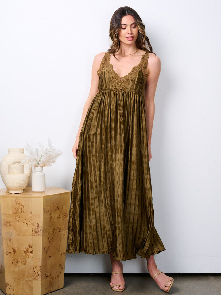 WOMEN'S SLEEVELESS V-NECK OPEN BACK PLEATED MAXI DRESS