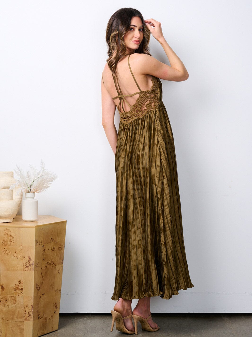 WOMEN'S SLEEVELESS V-NECK OPEN BACK PLEATED MAXI DRESS