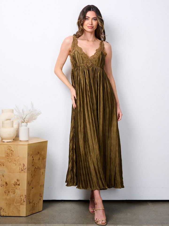 WOMEN'S SLEEVELESS V-NECK OPEN BACK PLEATED MAXI DRESS