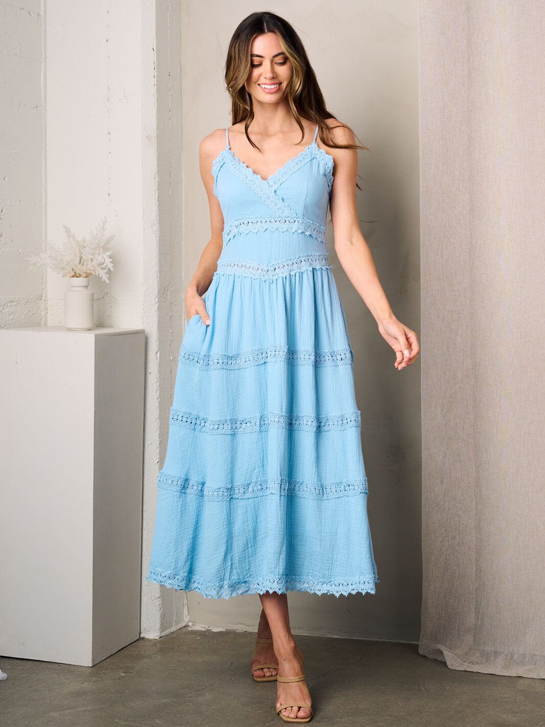 WOMEN'S SLEEVELESS V-NECK POCKETS TIERED MAXI DRESS