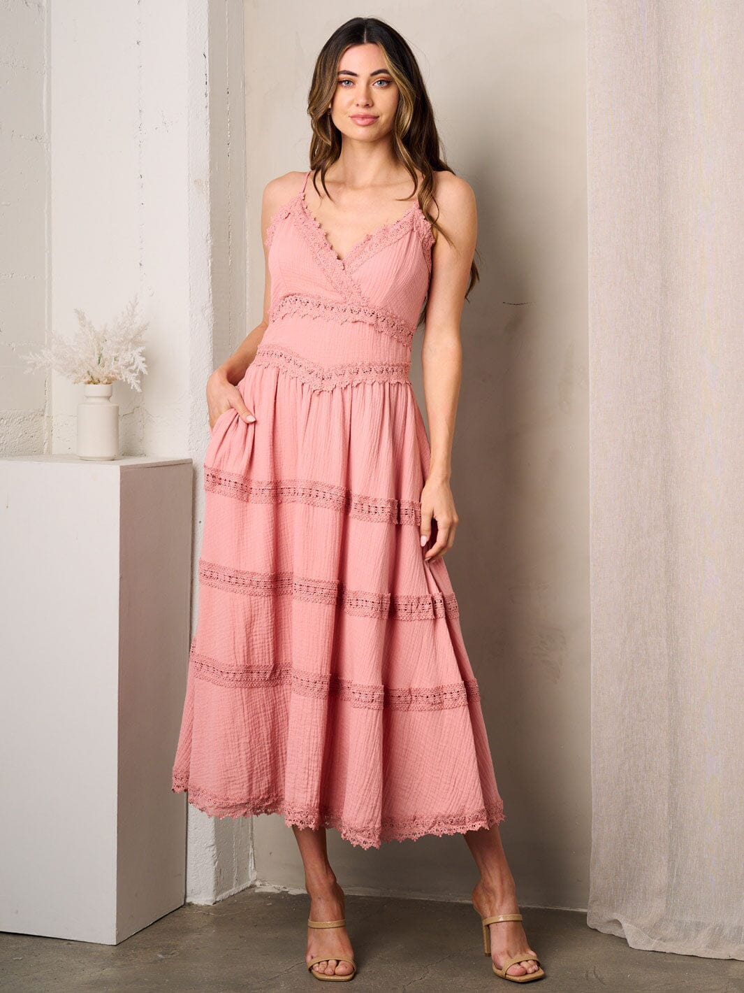 WOMEN'S SLEEVELESS V-NECK POCKETS TIERED MAXI DRESS