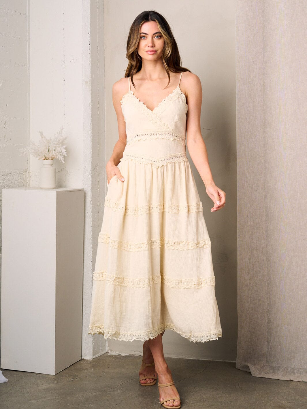 WOMEN'S SLEEVELESS V-NECK POCKETS TIERED MAXI DRESS