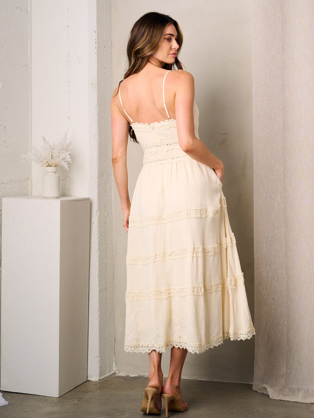 WOMEN'S SLEEVELESS V-NECK POCKETS TIERED MAXI DRESS