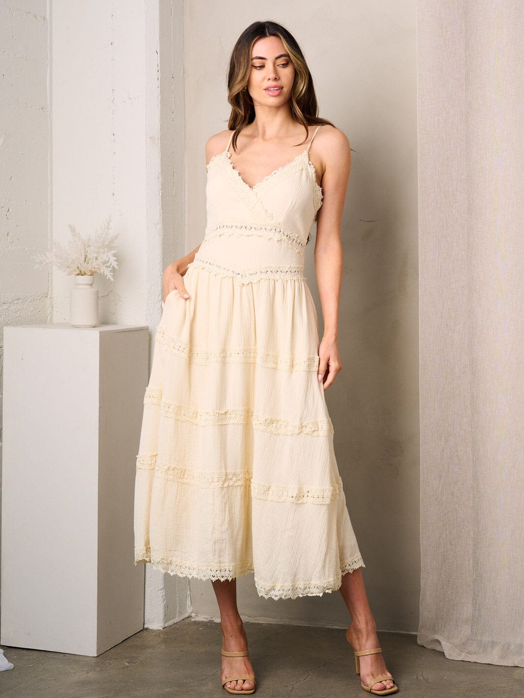WOMEN'S SLEEVELESS V-NECK POCKETS TIERED MAXI DRESS