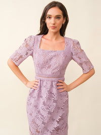 JUST ME WOMEN'S SHORT SLEEVE SQUARE NECK SURPLICE CROCHET MIDI DRESS