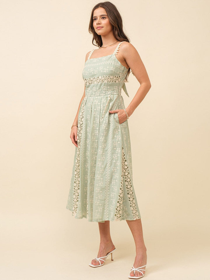 JUST ME WOMEN'S SLEEVELESS SQUARE NECK OPEN BACK POCKETS FLORAL CROCHET MAXI DRESS