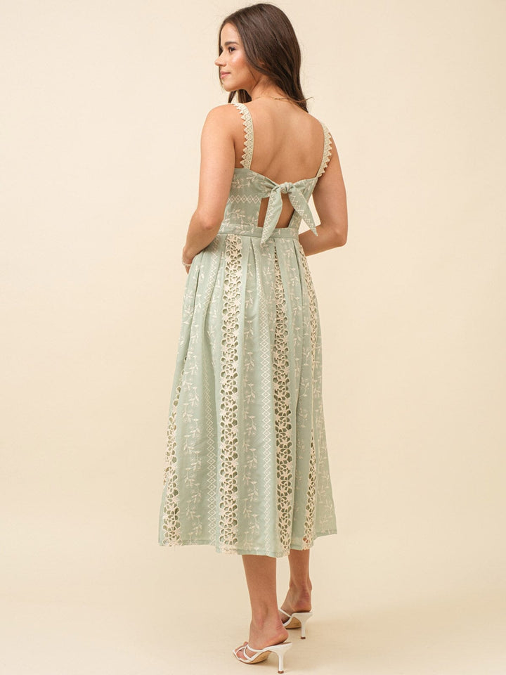 JUST ME WOMEN'S SLEEVELESS SQUARE NECK OPEN BACK POCKETS FLORAL CROCHET MAXI DRESS