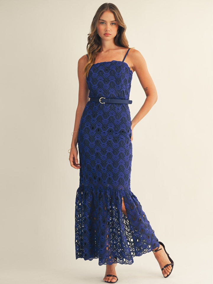 JUST ME WOMEN'S SLEEVELESS TRIM DETAILED BELTED BODYCON CROCHET MAXI DRESS