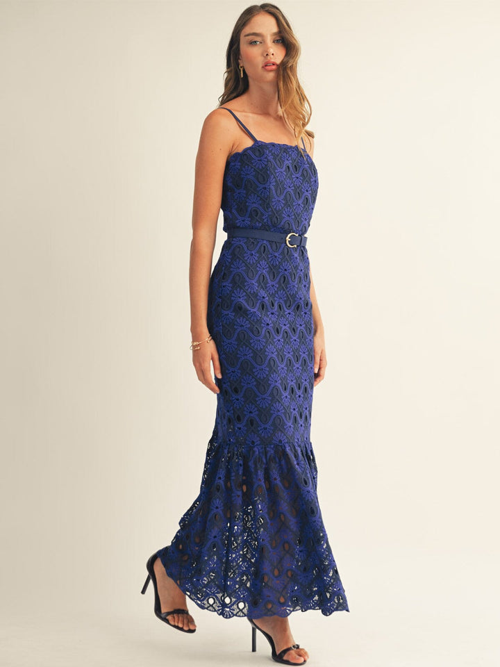 JUST ME WOMEN'S SLEEVELESS TRIM DETAILED BELTED BODYCON CROCHET MAXI DRESS