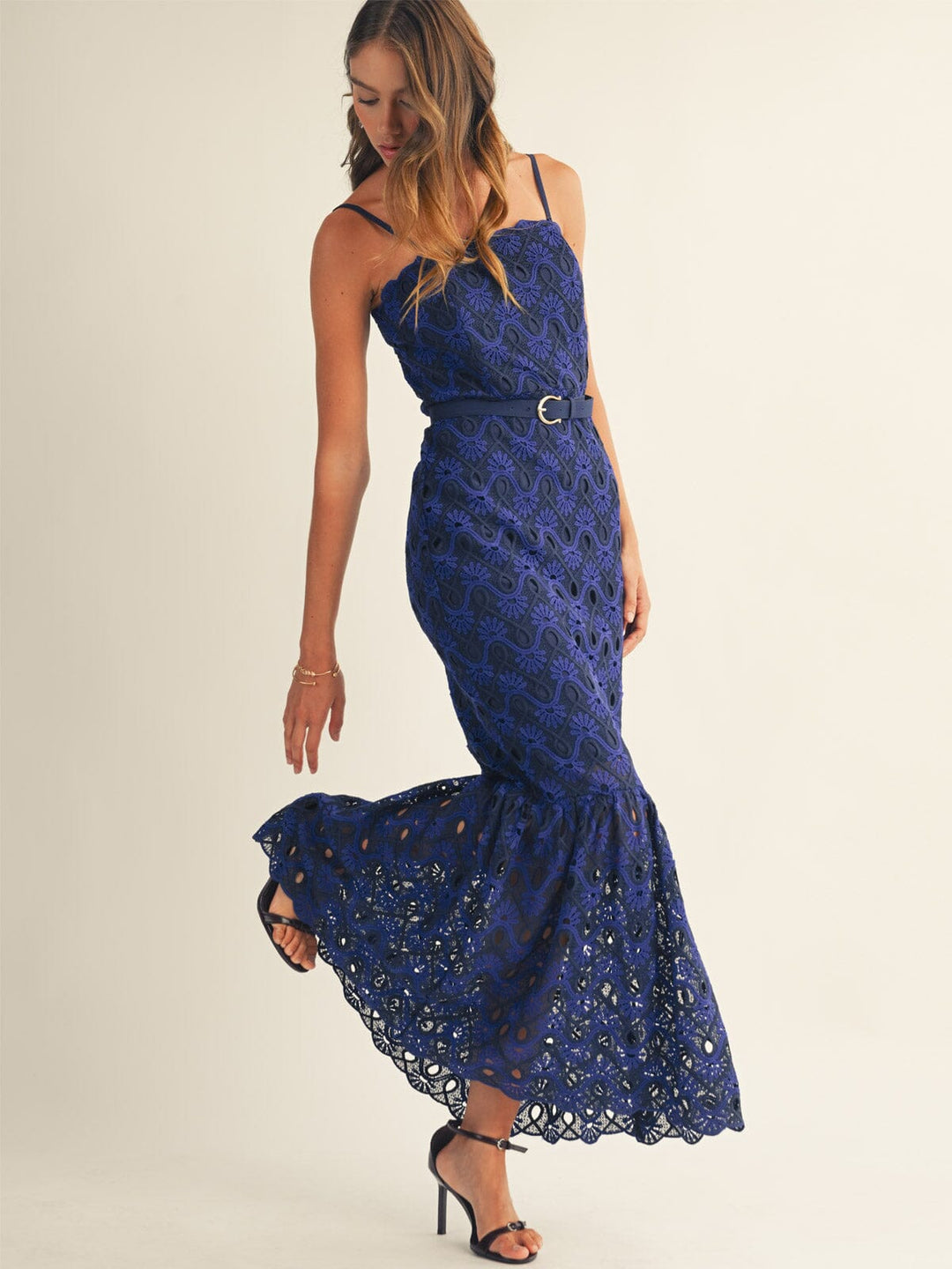JUST ME WOMEN'S SLEEVELESS TRIM DETAILED BELTED BODYCON CROCHET MAXI DRESS