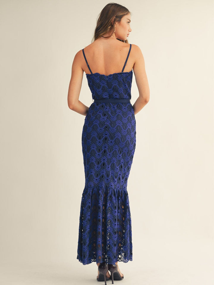 JUST ME WOMEN'S SLEEVELESS TRIM DETAILED BELTED BODYCON CROCHET MAXI DRESS