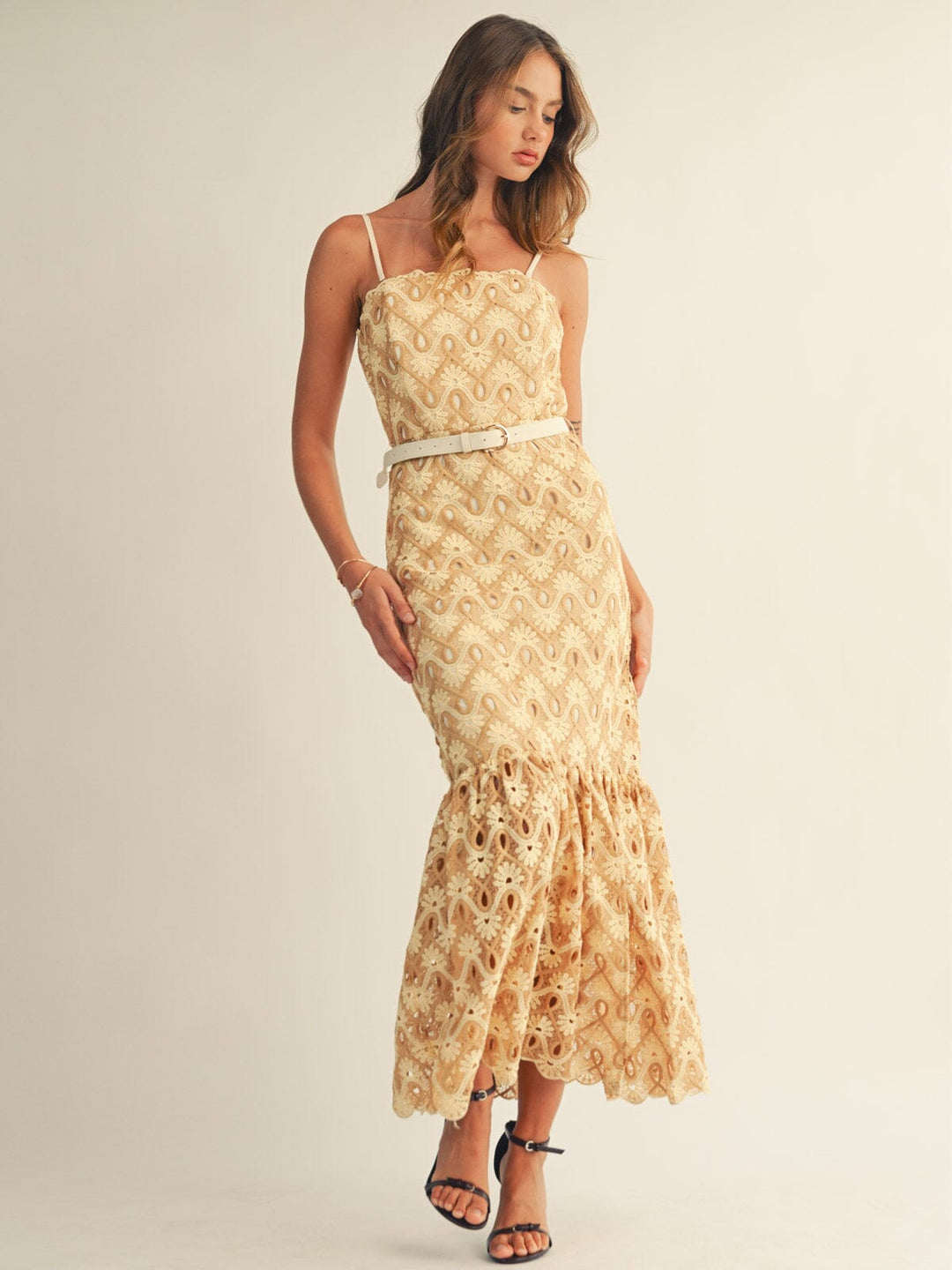 JUST ME WOMEN'S SLEEVELESS TRIM DETAILED BELTED BODYCON CROCHET MAXI DRESS