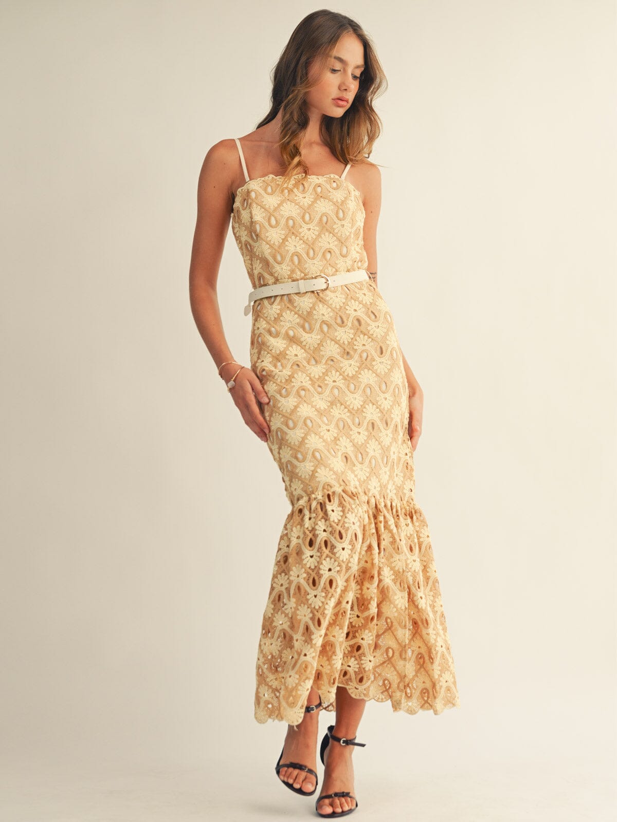 JUST ME WOMEN'S SLEEVELESS TRIM DETAILED BELTED BODYCON CROCHET MAXI DRESS