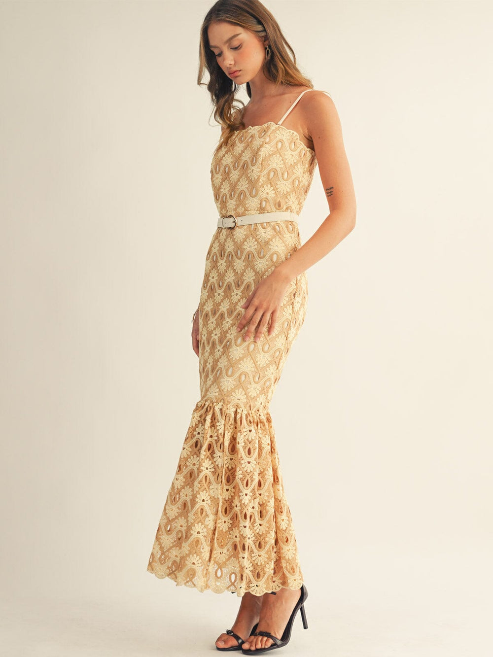 JUST ME WOMEN'S SLEEVELESS TRIM DETAILED BELTED BODYCON CROCHET MAXI DRESS