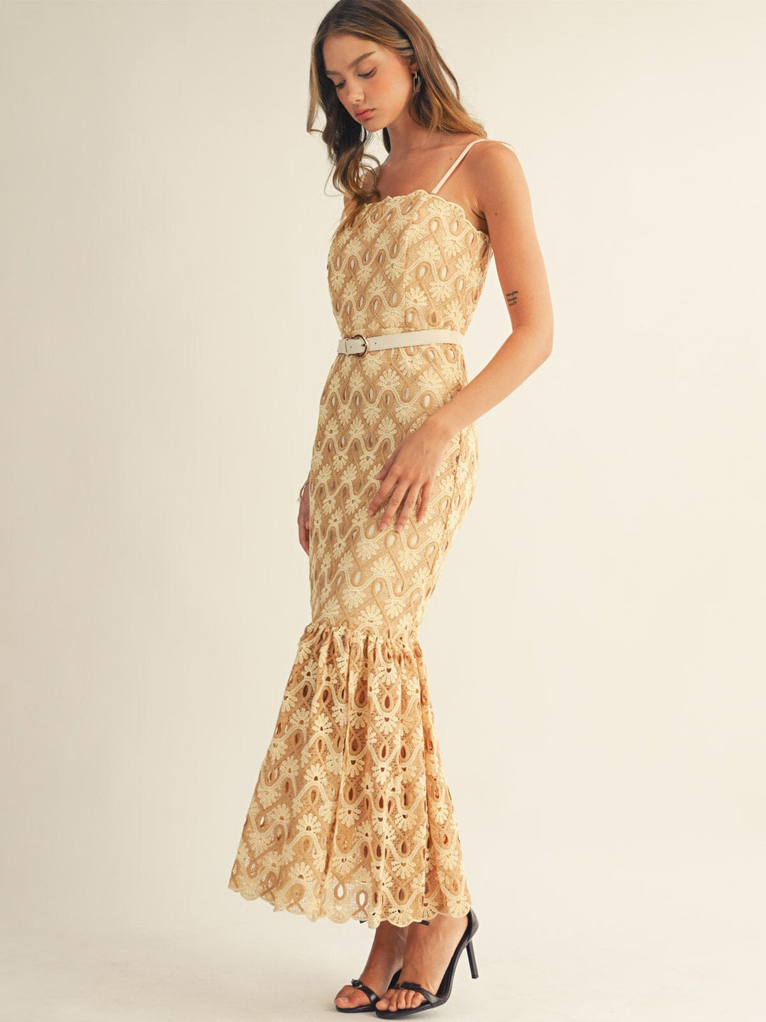 JUST ME WOMEN'S SLEEVELESS TRIM DETAILED BELTED BODYCON CROCHET MAXI DRESS