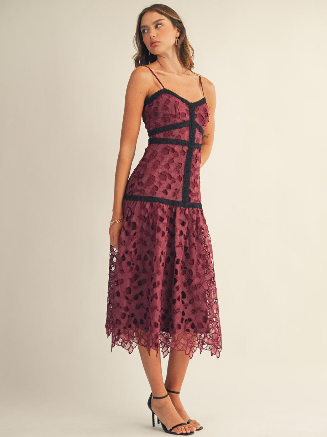 JUST ME WOMEN'S SLEEVELESS COLORBLOCK FLORAL CROCHET MIDI DRESS
