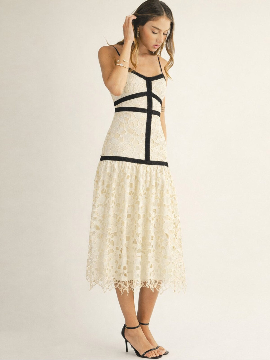 JUST ME WOMEN'S SLEEVELESS V-NECK FLORAL CROCHET BODYCON MIDI DRESS