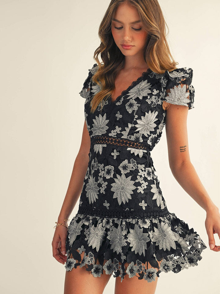 JUST ME WOMEN'S SHORT SLEEVE V-NECK FLORAL CROCHET MINI DRESS