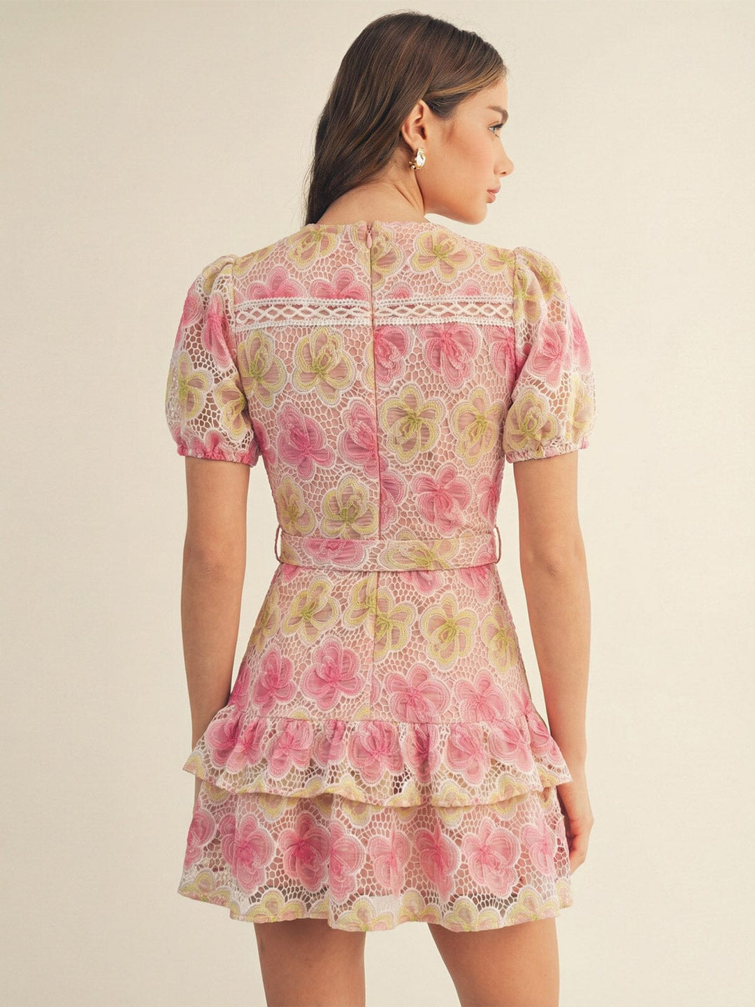 JUST ME WOMEN'S SHORT SLEEVE SURPLICE BELTED RUFFLE FLORAL MINI DRESS