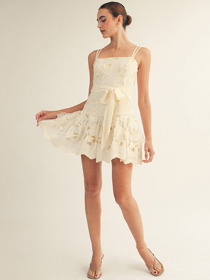 JUST ME WOMEN'S SLEEVELESS SELF TIE FLORAL CROCHET MINI DRESS